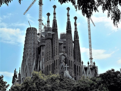 La Sagrada Familia by Gaudí, photo by Canaan • CC BY-SA 4.0